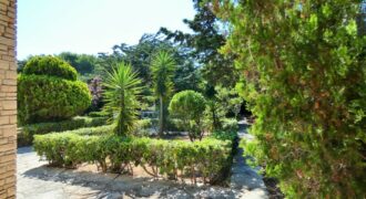 Gallipoli a pochi passi da Porto Gaio sulla litoranea per Santa Maria al Bagno a soli 100 mt dal mare villa con giardino