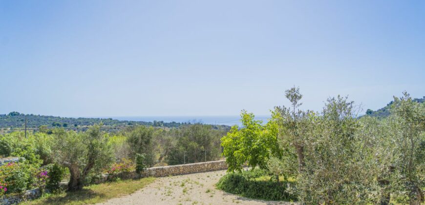 Gagliano del Capo immersa nel verde e a pochissimi minuti a piedi dal mare elegante villa con piscina