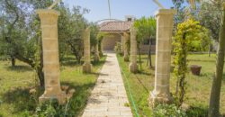 Gagliano del Capo immersa nel verde e a pochissimi minuti a piedi dal mare elegante villa con piscina