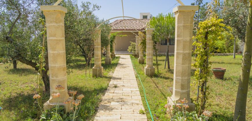 Gagliano del Capo immersa nel verde e a pochissimi minuti a piedi dal mare elegante villa con piscina