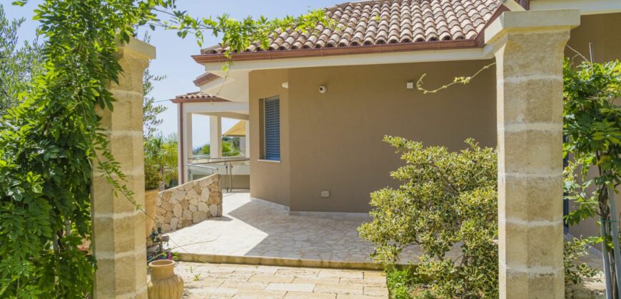 Gagliano del Capo immersa nel verde e a pochissimi minuti a piedi dal mare elegante villa con piscina