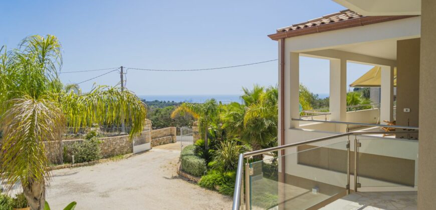 Gagliano del Capo immersa nel verde e a pochissimi minuti a piedi dal mare elegante villa con piscina