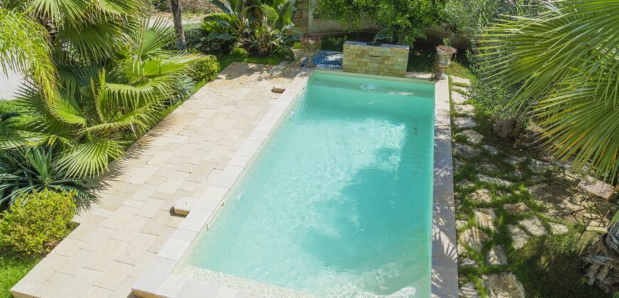 Gagliano del Capo immersa nel verde e a pochissimi minuti a piedi dal mare elegante villa con piscina