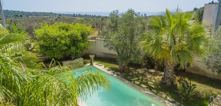 Gagliano del Capo immersa nel verde e a pochissimi minuti a piedi dal mare elegante villa con piscina