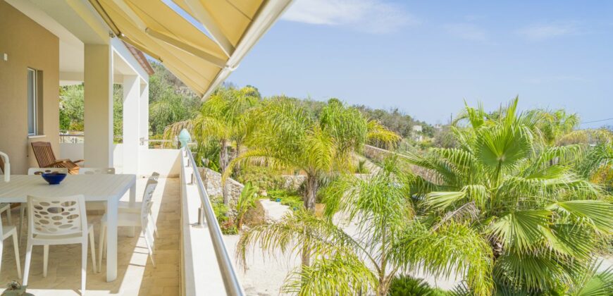 Gagliano del Capo immersa nel verde e a pochissimi minuti a piedi dal mare elegante villa con piscina