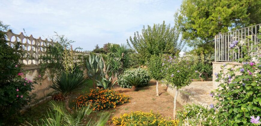 Torre Lapillo a mt.500 dalle acque cristalline villa con giardino