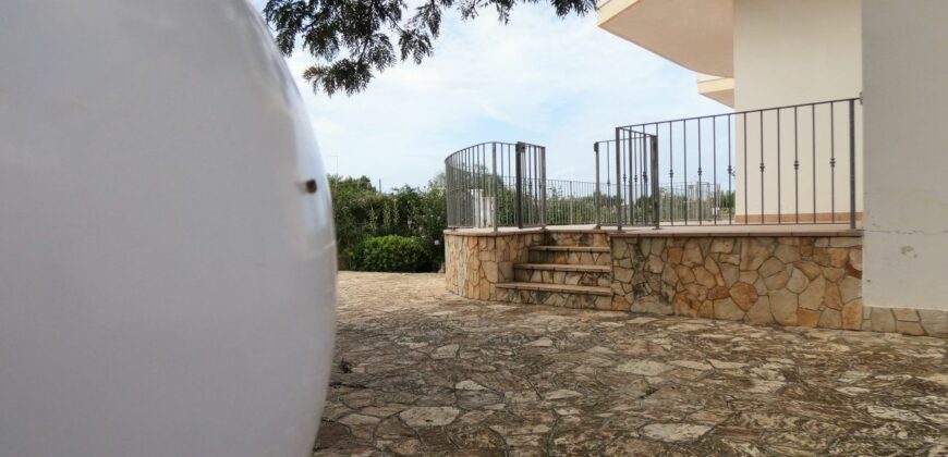 Torre Lapillo a mt.500 dalle acque cristalline villa con giardino