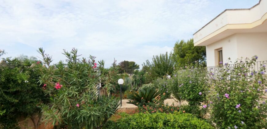 Torre Lapillo a mt.500 dalle acque cristalline villa con giardino