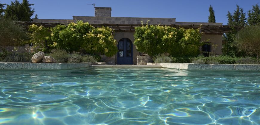 Agro di Corigliano splendida Masseria ecosostenibile con piscina